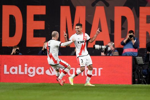MADRID, SPAIN - OCTOBER 27: Radamel Falcao of Rayo Vallecano celebrates after opening the scoring during the LaLiga Santander match between Rayo Vallecano and FC Barcelona at Campo de Futbol de Vallecas on October 27, 2021 in Madrid, Spain. (Photo by Denis Doyle/Getty Images) Rayo, Falcao graffia il Barça e si emoziona: “Abbiamo regalato qualcosa di mai visto ai tifosi” - immagine 1