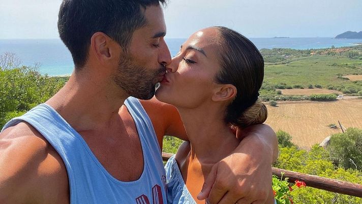 Palmas e Magnini, amore ‘infinito’: il bacio sulle coste della Sardegna  Palmas e Magnini, amore ‘infinito’: il bacio sulle coste della Sardegna - immagine 1