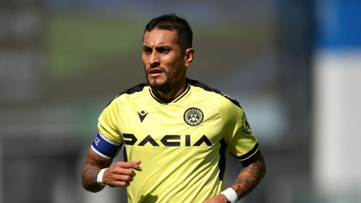 REGGIO NELL'EMILIA, ITALY - SEPTEMBER 11: Roberto Pereyra of Udinese Calcio looks on during the Serie A match between US Sassuolo and Udinese Calcio at Mapei Stadium - Citta' del Tricolore on September 11, 2022 in Reggio nell'Emilia, Italy. (Photo by Alessandro Sabattini/Getty Images) Messaggero Veneto: “Ora i controlli per Pereyra, è a rischio per l’Atalanta” - immagine 1