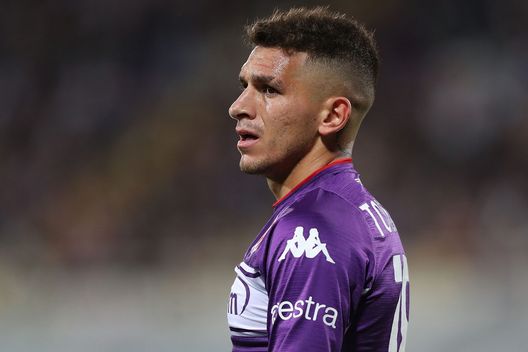 FLORENCE, ITALY - OCTOBER 03: Lucas Torreira of ACF Fiorentina looks on during the Serie A match between ACF Fiorentina v SSC Napoli at Stadio Artemio Franchi on October 3, 2021 in Florence, Italy. (Photo by Gabriele Maltinti/Getty Images) FLORENCE, ITALY - OCTOBER 03: Lucas Torreira of ACF Fiorentina looks on during the Serie A match between ACF Fiorentina v SSC Napoli at Stadio Artemio Franchi on October 3, 2021 in Florence, Italy. (Photo by Gabriele Maltinti/Getty Images)