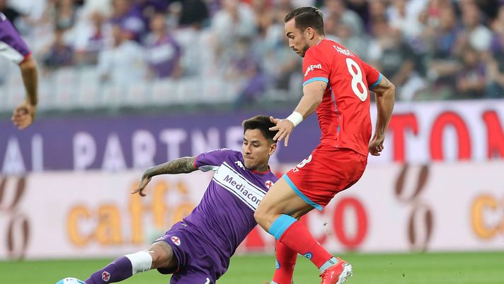 FLORENCE, ITALY - OCTOBER 03: Erick Pulgar of ACF Fiorentina battles for the ball with Fabian Ruiz of SSC Napoli during the Serie A match between ACF Fiorentina v SSC Napoli at Stadio Artemio Franchi on October 3, 2021 in Florence, Italy. (Photo by Gabriele Maltinti/Getty Images) Amoroso: “Pulgar un altro giocatore, Bonaventura rinato. Duncan…” - immagine 1