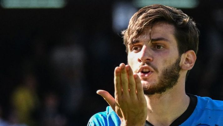 Napoli's Georgian forward Khvicha Kvaratskhelia celebrates after scoring his side's third goal during the Italian Serie A football match between Napoli and Torino on October 1, 2022 at the Diego-Maradona stadium in Naples. (Photo by Andreas SOLARO / AFP) (Photo by ANDREAS SOLARO/AFP via Getty Images) Kvaratskhelia, il Corriere: “Oggi il test decisivo, c’è già questa certezza” - immagine 1