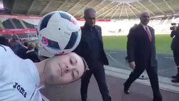 VIDEO / Mourinho rovina lo spettacolo del freestyler con uno…schiaffo!