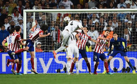 LISBON, PORTUGAL - MAY 24: Sergio Ramos of Real Madrid (4) scores their first goal with a header during the UEFA Champions League Final between Real Madrid and Atletico de Madrid at Estadio da Luz on May 24, 2014 in Lisbon, Portugal. (Photo by Laurence Griffiths/Getty Images) Storie di coppe e di Campioni: Ramos e Modric: “Quel corner lo avevamo provato. Eravamo certi di segnare”- immagine 2