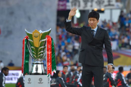ABU DHABI, UNITED ARAB EMIRATES - FEBRUARY 01: Former South Korean international Park Ji-sung presents the trophy before the AFC Asian Cup final match between Japan and Qatar at Zayed Sports City Stadium on February 01, 2019 in Abu Dhabi, United Arab Emirates. (Photo by Koki Nagahama/Getty Images) ABU DHABI, UNITED ARAB EMIRATES - FEBRUARY 01: Former South Korean international Park Ji-sung presents the trophy before the AFC Asian Cup final match between Japan and Qatar at Zayed Sports City Stadium on February 01, 2019 in Abu Dhabi, United Arab Emirates. (Photo by Koki Nagahama/Getty Images)