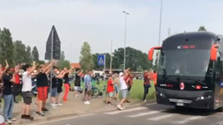 VIDEO Sassuolo-Milan, i tifosi rossoneri accolgono il pullman al “Mapei Stadium”