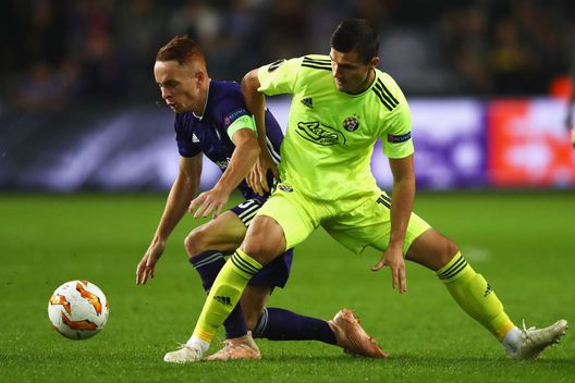 BRUSSELS, BELGIUM - OCTOBER 04:  Adrien Trebel of RSC Anderlecht battles for possession with Amer Gojak of Dinamo Zagreb during the UEFA Europa League Group D match between RSC Anderlecht and Dinamo Zagreb at Constant Vanden Stock Stadium on October 4, 2018 in Brussels, Belgium.  (Photo by Dean Mouhtaropoulos/Getty Images) 