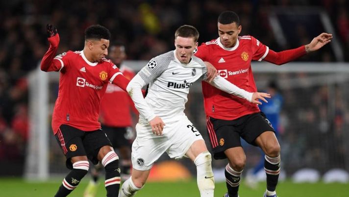 Young Boys' Swiss midfielder Michel Aebischer (C) vies with Manchester United's English midfielder Jesse Lingard (L) and Manchester United's English striker Mason Greenwood during the UEFA Champions League Group F football match between Manchester United and Young Boys at Old Trafford stadium in Manchester, north west England on December 8, 2021. (Photo by Paul ELLIS / AFP) (Photo by PAUL ELLIS/AFP via Getty Images) Sky: “Aebischer, ecco la decisione tra Bologna e Cagliari: ora è a un passo” - immagine 1