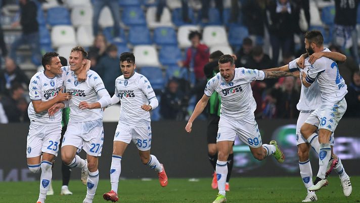 REGGIO NELL'EMILIA, ITALY - OCTOBER 31: Szymon Zurkowski of Empoli FC celebrates with teamamtes after scoring his team second goal during the Serie A match between US Sassuolo and Empoli FC at Mapei Stadium - Citta' del Tricolore on October 31, 2021 in Reggio nell'Emilia, Italy. (Photo by Alessandro Sabattini/Getty Images) REGGIO NELL'EMILIA, ITALY - OCTOBER 31: Szymon Zurkowski of Empoli FC celebrates with teamamtes after scoring his team second goal during the Serie A match between US Sassuolo and Empoli FC at Mapei Stadium - Citta' del Tricolore on October 31, 2021 in Reggio nell'Emilia, Italy. (Photo by Alessandro Sabattini/Getty Images)