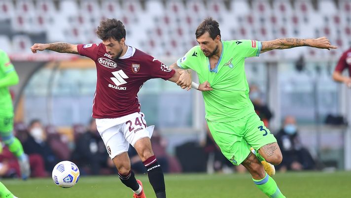 TURIN, ITALY - NOVEMBER 01:  Simone Verdi (L) of Torino FC competes with Francesco Acerbi of SS Lazio during the Serie A match between Torino FC and SS Lazio at Stadio Olimpico di Torino on November 1, 2020 in Turin, Italy.  (Photo by Valerio Pennicino/Getty Images) 