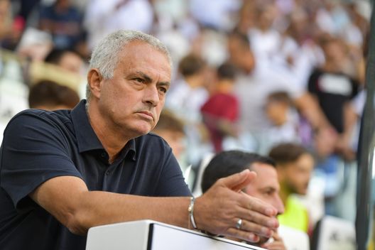 TURIN, ITALY - AUGUST 27: AS Roma coach Josè Mourinho prior the Serie A match between Juventus and AS Roma at on August 27, 2022 in Turin, Italy. (Photo by Fabio Rossi/AS Roma via Getty Images) La Lega rettifica e toglie l’ammonizione a Mancini, con la viola ci sarà?- immagine 2