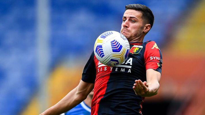 GENOA, ITALY - MAY 15: Paolo Ghiglione of Genoa controls the ball during the Serie A match between Genoa CFC and Atalanta Bergamasca Calcio at Stadio Luigi Ferraris on May 15, 2021 in Genoa, Italy. (Photo by Getty Images) Gazzetta: “Ecco perché Ghiglione è rimasto a casa: c’è dietro un club italiano” - immagine 1