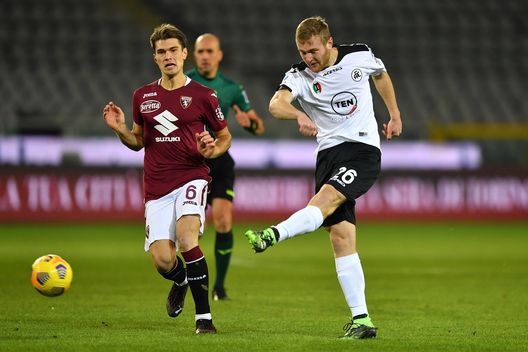 TURIN, ITALY - JANUARY 16: Tommaso Pobega of Spezia takes a shot under pressure from Jacopo Segre of Torino during the Serie A match between Torino FC and Spezia Calcio at Stadio Olimpico di Torino on January 16, 2021 in Turin, Italy. Sporting stadiums around Italy remain under strict restrictions due to the Coronavirus Pandemic as Government social distancing laws prohibit fans inside venues resulting in games being played behind closed doors. (Photo by Valerio Pennicino/Getty Images) TURIN, ITALY - JANUARY 16: Tommaso Pobega of Spezia takes a shot under pressure from Jacopo Segre of Torino during the Serie A match between Torino FC and Spezia Calcio at Stadio Olimpico di Torino on January 16, 2021 in Turin, Italy. Sporting stadiums around Italy remain under strict restrictions due to the Coronavirus Pandemic as Government social distancing laws prohibit fans inside venues resulting in games being played behind closed doors. (Photo by Valerio Pennicino/Getty Images)