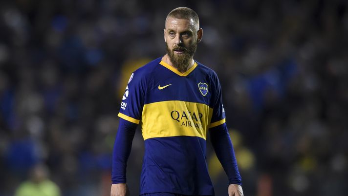 BUENOS AIRES, ARGENTINA - AUGUST 18: Daniele De Rossi of Boca Juniors looks on during a match between Boca Juniors and Aldosivi as part of Superliga 2019/20 at Estadio Alberto J. Armando on August 18, 2019 in Buenos Aires, Argentina. (Photo by Marcelo Endelli/Getty Images)  BUENOS AIRES, ARGENTINA - AUGUST 18: Daniele De Rossi of Boca Juniors looks on during a match between Boca Juniors and Aldosivi as part of Superliga 2019/20 at Estadio Alberto J. Armando on August 18, 2019 in Buenos Aires, Argentina. (Photo by Marcelo Endelli/Getty Images)