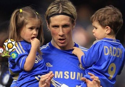 Fernando Torres con i suoi bambini - fonte: famigliacristiana.it Fernando Torres con i suoi bambini - fonte: famigliacristiana.it