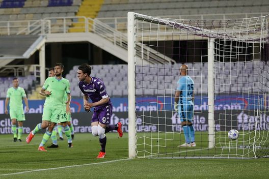 FLORENCE, ITALY - MAY 08: Dusan Vlahovic of ACF Fiorentina celebrates after scoring the opening goal during the Serie A match between ACF Fiorentina and SS Lazio at Stadio Artemio Franchi on May 8, 2021 in Florence, Italy. Sporting stadiums around Italy remain under strict restrictions due to the Coronavirus Pandemic as Government social distancing laws prohibit fans inside venues resulting in games being played behind closed doors. (Photo by Gabriele Maltinti/Getty Images) FLORENCE, ITALY - MAY 08: Dusan Vlahovic of ACF Fiorentina celebrates after scoring the opening goal during the Serie A match between ACF Fiorentina and SS Lazio at Stadio Artemio Franchi on May 8, 2021 in Florence, Italy. Sporting stadiums around Italy remain under strict restrictions due to the Coronavirus Pandemic as Government social distancing laws prohibit fans inside venues resulting in games being played behind closed doors. (Photo by Gabriele Maltinti/Getty Images)