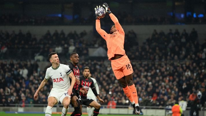 Mike Maignan portiere Milan contro Tottenham