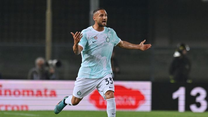 VERONA, ITALY - MAY 03: Danilo D'Ambrosio of FC Internazionale in action during the Serie A match between Hellas Verona and FC Internazionale at Stadio Marcantonio Bentegodi on May 03, 2023 in Verona, Italy. (Photo by Alessandro Sabattini/Getty Images) Inter, decisione presa sulla convocazione di D’Ambrosio: le ultime sulle sue condizioni - immagine 1