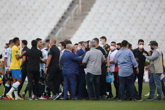 SAO PAULO, BRAZIL - SEPTEMBER 05: Health authorities interrupt the match as they argue with players of Brazil and Argentina during a match between Brazil and Argentina as part of South American Qualifiers for Qatar 2022 at Arena Corinthians on September 05, 2021 in Sao Paulo, Brazil. (Photo by Alexandre Schneider/Getty Images) Fine della telenovela: Brasile – Argentina non si giocherà - immagine 1