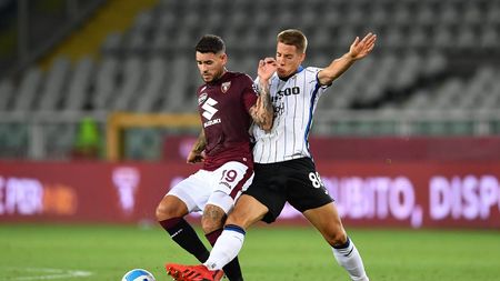 TURIN, ITALY - AUGUST 21: Antonio Sanabria (L) of Torino FC is challenged by Mario Pasalic of Atalanta BC during the Serie A match between Torino FC and Atalanta BC at Stadio Olimpico di Torino on August 21, 2021 in Turin, Italy. (Photo by Valerio Pennicino/Getty Images)