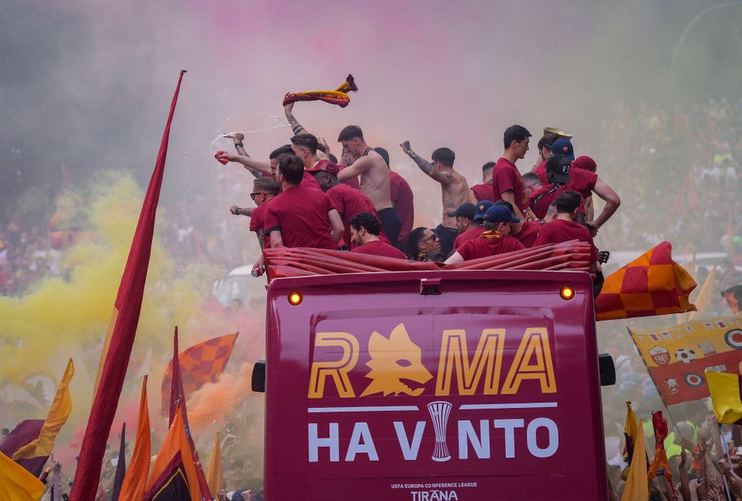 Roma, il popolo giallorosso in festa visto dal pullman della squadra – FOTO GALLERY - immagine 34