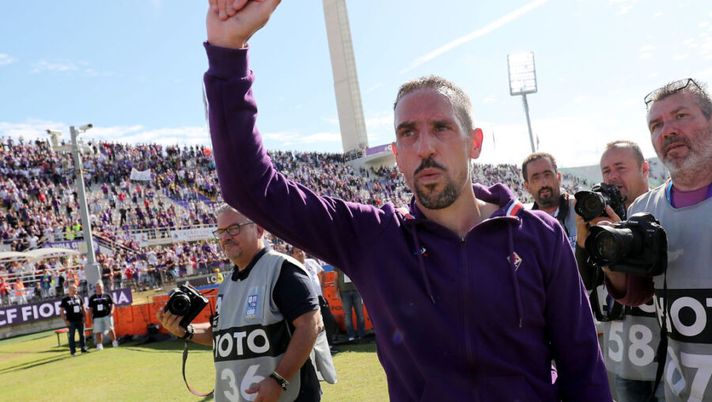FLORENCE, ITALY - OCTOBER 06: Frank Ribery of ACF Fiorentina celebrates the victory after the Serie A match between ACF Fiorentina and Udinese Calcio at Stadio Artemio Franchi on October 6, 2019 in Florence, Italy. (Photo by Gabriele Maltinti/Getty Images) Ribery e il caso voto: 7 da applausi? No, per la Gazzetta è un’altra storia - immagine 1