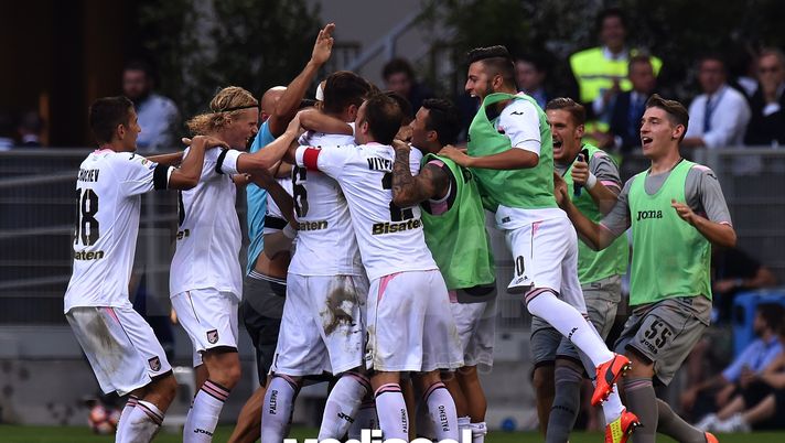 MILAN, ITALY - AUGUST 28: Players Palermo celebrates the Andrea Rispoli's opening goal during the Seria A match between FC Internazionale and US Citta di Palermo at Stadio Giuseppe Meazza on August 28, 2016 in Milan, Italy. (Photo by Tullio M. Puglia/Getty Images) MILAN, ITALY - AUGUST 28: Players Palermo celebrates the Andrea Rispoli's opening goal during the Seria A match between FC Internazionale and US Citta di Palermo at Stadio Giuseppe Meazza on August 28, 2016 in Milan, Italy. (Photo by Tullio M. Puglia/Getty Images)