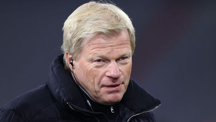 MUNICH, GERMANY - DECEMBER 17: Oliver Kahn, CEO of FC Bayern München looks on prior to the Bundesliga match between FC Bayern München and VfL Wolfsburg at Allianz Arena on December 17, 2021 in Munich, Germany. (Photo by Alexander Hassenstein/Getty Images) Il Bayern si schiera con la Fiorentina, Kahn: “Vogliamo sanzioni concrete” - immagine 1