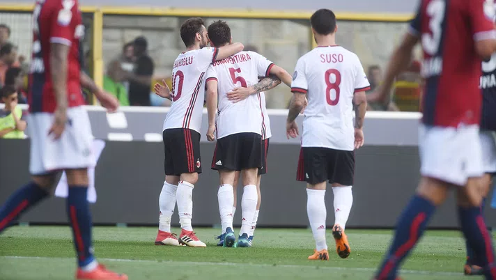 Giacomo Bonaventura festeggiato per il gol in Bologna-Milan (credits: GETTY Images)