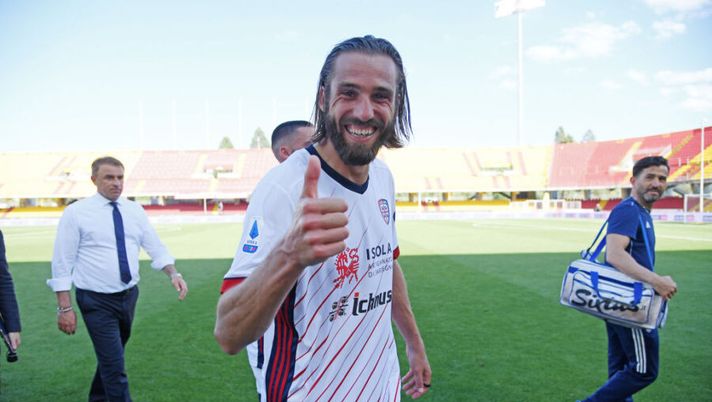 BENEVENTO, ITALY - MAY 09: Leonardo Pavoletti of Cagliari Calcio celebrates the victory after the Serie A match between Benevento Calcio and Cagliari Calcio at Stadio Ciro Vigorito on May 09, 2021 in Benevento, Italy. Sporting stadiums around Italy remain under strict restrictions due to the Coronavirus Pandemic as Government social distancing laws prohibit fans inside venues resulting in games being played behind closed doors. (Photo by Francesco Pecoraro/Getty Images) Il Cagliari ritrova Marin e Pavoletti: la probabile formazione per la Juventus - immagine 1