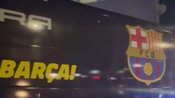 Il pullman del Barcellona arriva al Maradona: la reazione dei tifosi del Napoli