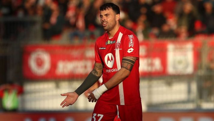 MONZA, ITALY - NOVEMBER 06: Andrea Petagna of AC Monza looks on during the Serie A match between AC Monza and Hellas Verona at Stadio Brianteo on November 06, 2022 in Monza, Italy. (Photo by Marco Luzzani/Getty Images) DAI CAMPI – Stop Petagna, il motivo! Rovella, Wijnaldum, Di Maria, de Vrij, Brozovic, Vlasic… - immagine 1