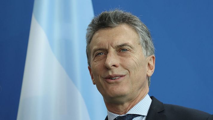 BERLIN, GERMANY - JULY 05: Argentinian President Mauricio Macri prepares to depart after meeting with German Chancellor Angela Merkel at the Chancellery on July 5, 2016 in Berlin, Germany. Macri's visit to Berlin is mainly focused on economic issues and German investment in his country. (Photo by Sean Gallup/Getty Images) Argentina, la gaffe…mondiale dell’ex presidente Macri: “Germania razza superiore…” - immagine 1