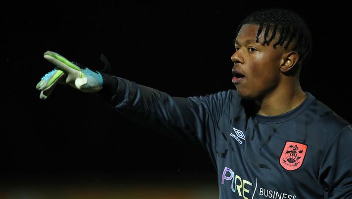 KINGSTON UPON THAMES, ENGLAND - DECEMBER 18: Huddersfield goal keeper Giosue Bellagambi reacts during the FA Youth Cup Third Round match between Chelsea and Huddersfield Town at Kingsmeadow on December 18, 2019 in Kingston upon Thames, England. (Photo by Bryn Lennon/Getty Images) Giosuè Bellagambi, un tifoso viola portiere dell’Uganda: la storia - immagine 1