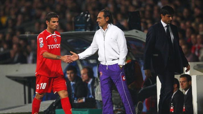 LYON, FRANCE - SEPTEMBER 16: Adrian Mutu (L) of Fiorentina shakes hands with head coach Cesare Prandelli after being substituted during the UEFA Champions League Group E match between Lyon and Fiorentina at the Stade de Gerland on September 16, 2009 in Lyon, France. (Photo by Michael Steele/Getty Images) LYON, FRANCE - SEPTEMBER 16: Adrian Mutu (L) of Fiorentina shakes hands with head coach Cesare Prandelli after being substituted during the UEFA Champions League Group E match between Lyon and Fiorentina at the Stade de Gerland on September 16, 2009 in Lyon, France. (Photo by Michael Steele/Getty Images)