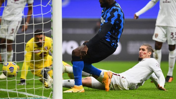 MILAN, ITALY - NOVEMBER 22:  Romelu Lukaku of FC Internazionale scores the goal during the Serie A match between FC Internazionale and Torino FC at Stadio Giuseppe Meazza on November 22, 2020 in Milan, Italy.  (Photo by Claudio Villa - Inter/Inter via Getty Images) 