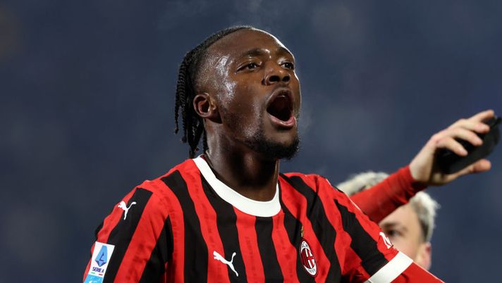 COMO, ITALY - JANUARY 14: Tammy Abraham of AC Milan celebrates the victory after the Serie A match between Como and AC Milan at Stadio G. Sinigaglia on January 14, 2025 in Como, Italy. (Photo by Claudio Villa/AC Milan via Getty Images) il-tema-tammy-abraham-in-vista-della-prossima-stagione