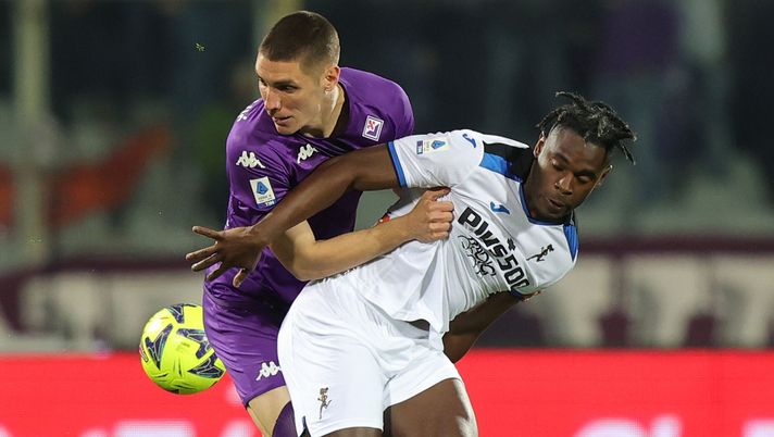 FLORENCE, ITALY - APRIL 17: Nikola Milenkovic of ACF Fiorentina in action against Duván Esteban Zapata Banguero of Atalanta BC during the Serie A match between ACF Fiorentina and Atalanta BC at Stadio Artemio Franchi on April 17, 2023 in Florence, Italy. (Photo by Gabriele Maltinti/Getty Images) Milenkovic: “Siamo uniti, c’è una bella chimica tra noi. A Verona la svolta” - immagine 1