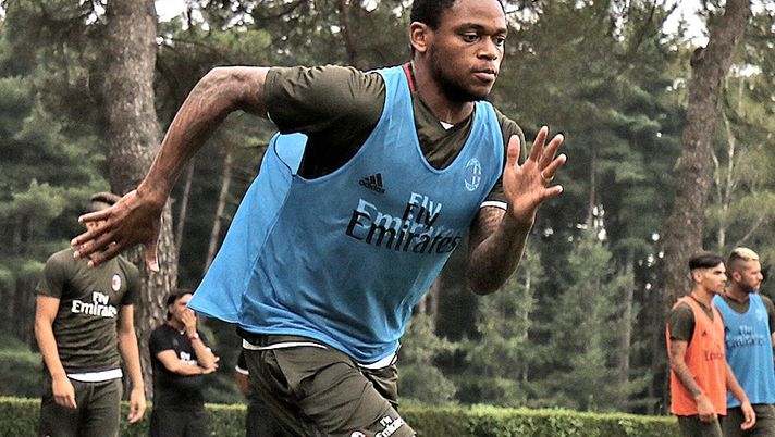 Il centravanti del Milan, Luiz Adriano, si allena a Milanello (credits: acmilan.com) Il centravanti del Milan, Luiz Adriano, si allena a Milanello (credits: acmilan.com)