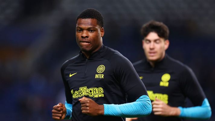 PORTO, PORTUGAL - MARCH 14: Denzel Dumfries of FC Internazionale warms up prior to the UEFA Champions League round of 16 leg two match between FC Porto and FC Internazionale at Estadio do Dragao on March 14, 2023 in Porto, Portugal. (Photo by Alex Pantling/Getty Images) Di Marzio: “Dumfries ha deluso, al momento zero offerte: cosa può succedere e il Chelsea…” - immagine 1