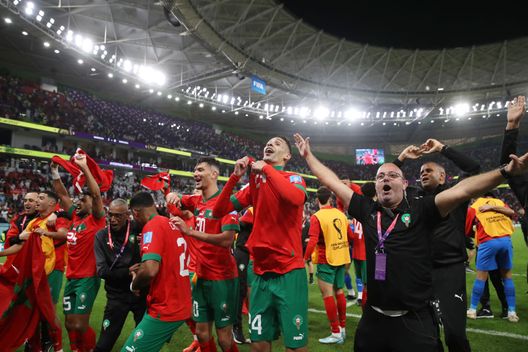 DOHA, QATAR - DECEMBER 10: Morocco players celebrate their 1-0 victory in the FIFA World Cup Qatar 2022 quarter final match between Morocco and Portugal at Al Thumama Stadium on December 10, 2022 in Doha, Qatar. (Photo by Francois Nel/Getty Images) Non tutti tifano Marocco: in Algeria oscurata la notizia della qualificazione alle semifinali- immagine 2