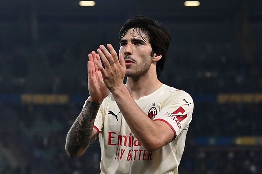 Sandro Tonali (centrocampista AC Milan) qui al termine di Verona-Milan 1-3 (Serie A 2021-2022) | News (Getty Images) Sandro Tonali AC Milan Verona-Milan 1-3 Serie A 2021-2022