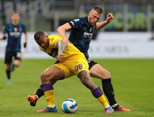 MILAN, ITALY - MARCH 19: Milan Skriniar of FC Internazionale battles for the ball with Igor Julio Dos Santos of ACF Fiorentina during the Serie A match between FC Internazionale and ACF Fiorentina at Stadio Giuseppe Meazza on March 19, 2022 in Milan, Italy. (Photo by Emilio Andreoli - Inter/Inter via Getty Images) Inter, il piano per la difesa: Milenkovic una delle opzioni- immagine 2