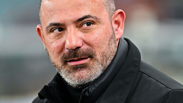 GENOA, ITALY - FEBRUARY 13: Dejan Stankovic head coach of Sampdoria looks on prior to kick-off in the Serie A match between UC Sampdoria and FC Internazionale at Stadio Luigi Ferraris on February 13, 2023 in Genoa, Italy. (Photo by Simone Arveda/Getty Images) Di Marzio: “Samp, non è finita: può arrivare uno svincolato dal mercato dopo il KO di Gunter” - immagine 1