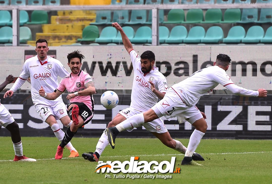  PALERMO, ITALY - MARCH 25:  Igor Coronado of Palermo scores his team's fourth goal during the serie B match between US Citta di Palermo and Carpi FC at Stadio Renzo Barbera on March 25, 2018 in Palermo, Italy.  (Photo by Tullio M. Puglia/Getty Images) 