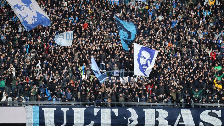 FOTO Napoli-Verona, in Curva B appare la bandiera di Bud Spencer: il motivo - immagine 1