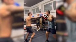 VIDEO – Pugni e schivate, Fedez scatenato sul ring