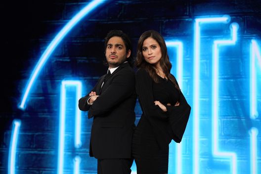 I conduttori de le Iene Veronica Gentili e Max Angioni (Mediaset)  Sinner accetta la sfida de Le Iene e gioca a ping pong con Stefano Corti- immagine 2
