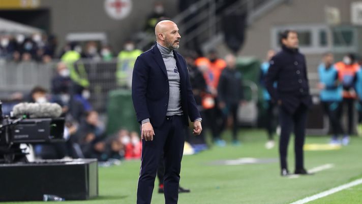 MILAN, ITALY - MARCH 19: Vincenzo Italiano, Head Coach of Fiorentina looks on during the Serie A match between FC Internazionale and ACF Fiorentina at Stadio Giuseppe Meazza on March 19, 2022 in Milan, Italy. (Photo by Marco Luzzani/Getty Images) 