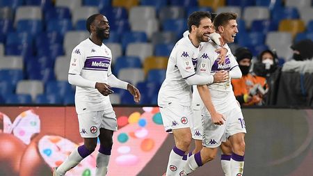 NAPLES, ITALY - JANUARY 13: Krzysztof Piatek of ACF Fiorentina celebrates after scoring his side's fourth goal during the Coppa Italia match between SSC Napoli and ACF Fiorentina at Stadio Diego Armando Maradona on January 13, 2022 in Naples, Italy. (Photo by Francesco Pecoraro/Getty Images)